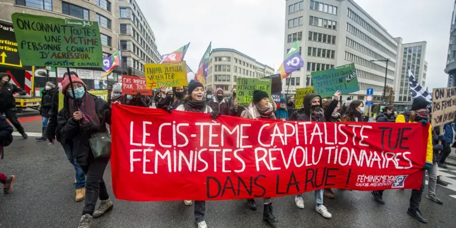 feminisme yeah group marcheert door de straat met een spandoek