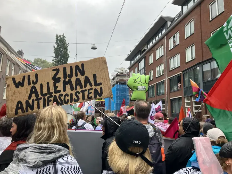protest boord met wij zijn allemaal antifascisten