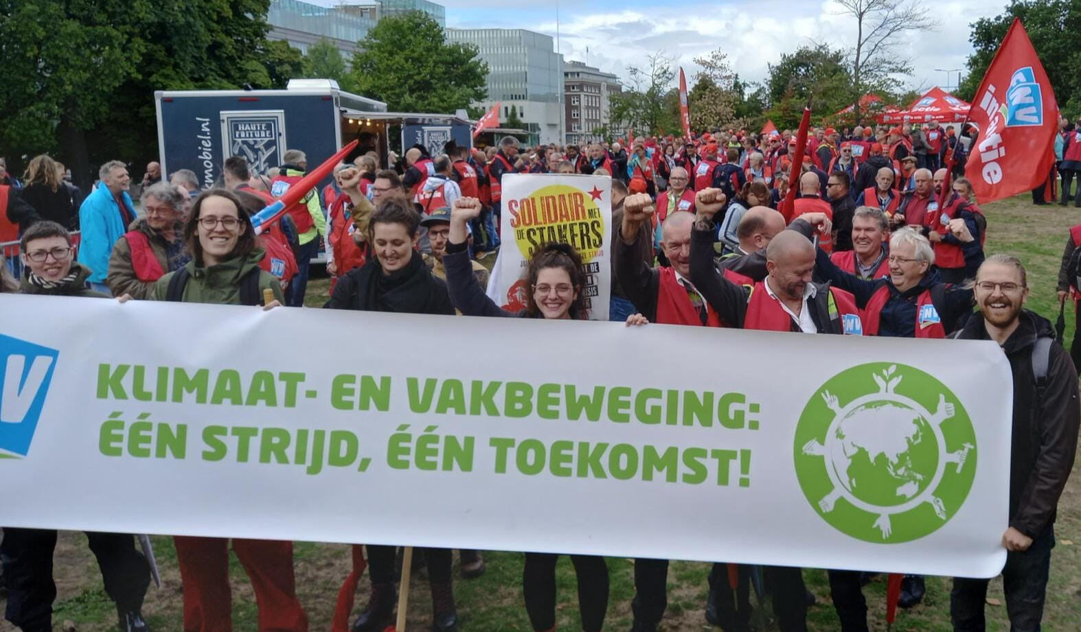 FNV protesteert met spandoek voor klimaat en vakbeweging