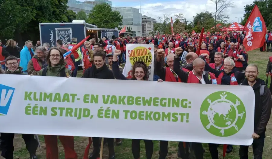 FNV protesteert met spandoek voor klimaat en vakbeweging